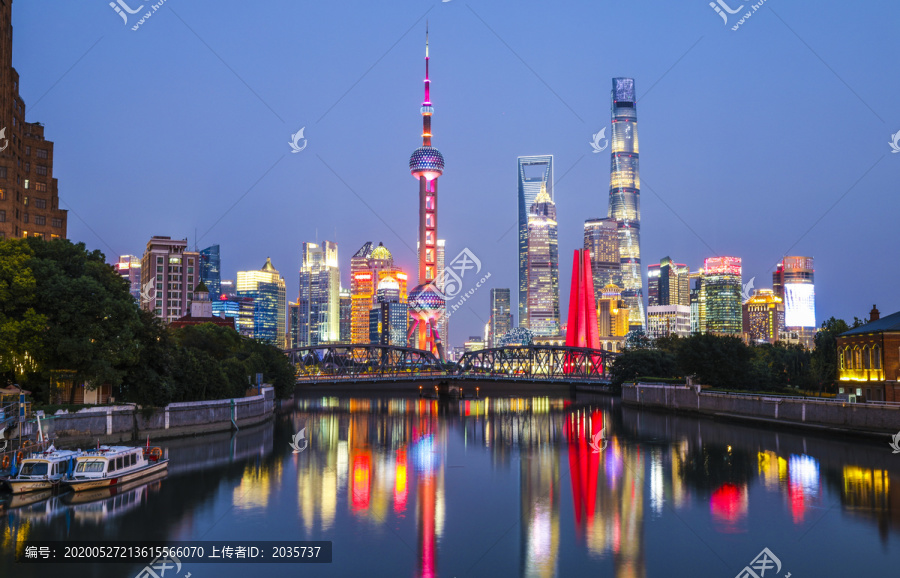 上海陆家嘴金融区城市天际线夜景