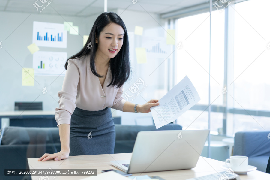 年轻商务女士使用电脑