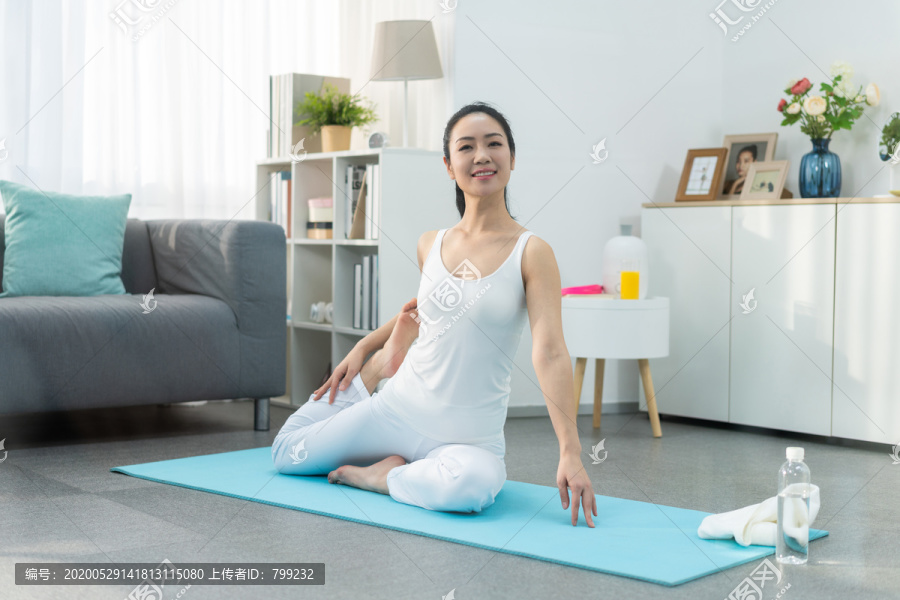 年轻女子在家练习瑜伽