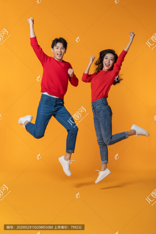 快乐的年轻情侣跳跃