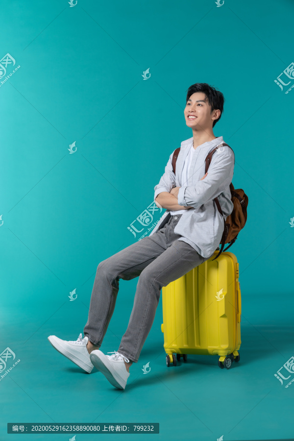棚拍拿着行李箱的年轻男子