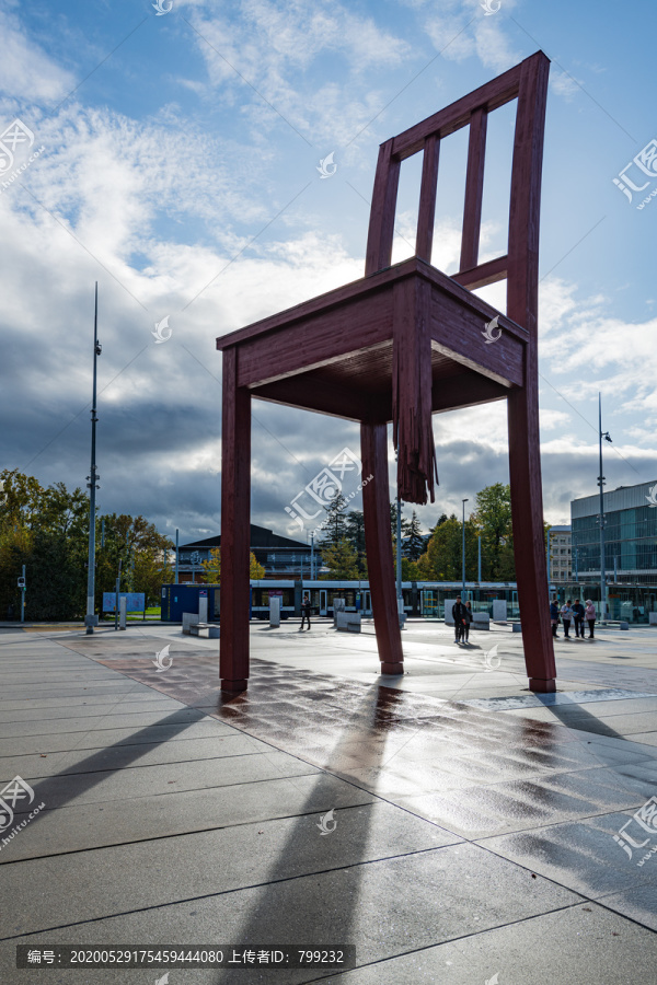 日内瓦万国广场-断腿椅