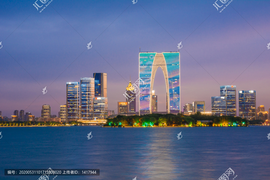 苏州东方之门夜景