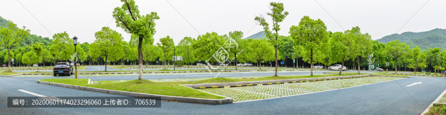 露天大型停车场全景