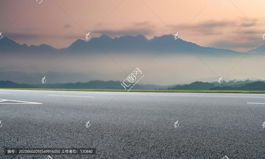 沥青地面和远山背景