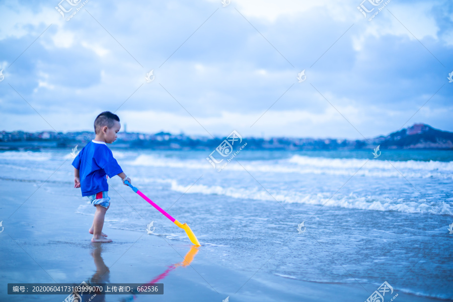 海边玩耍的男孩