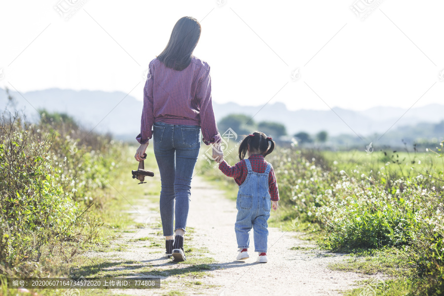 母女两在田野散步