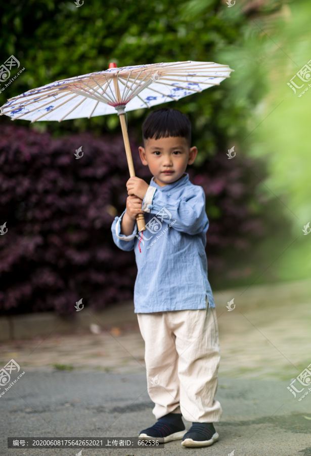拿伞的小男孩