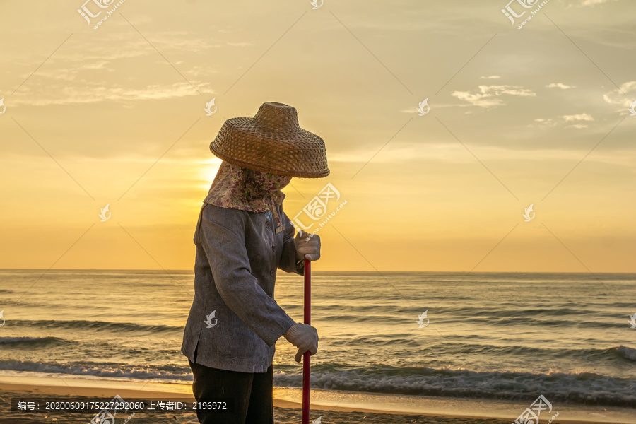 海边清洁女工