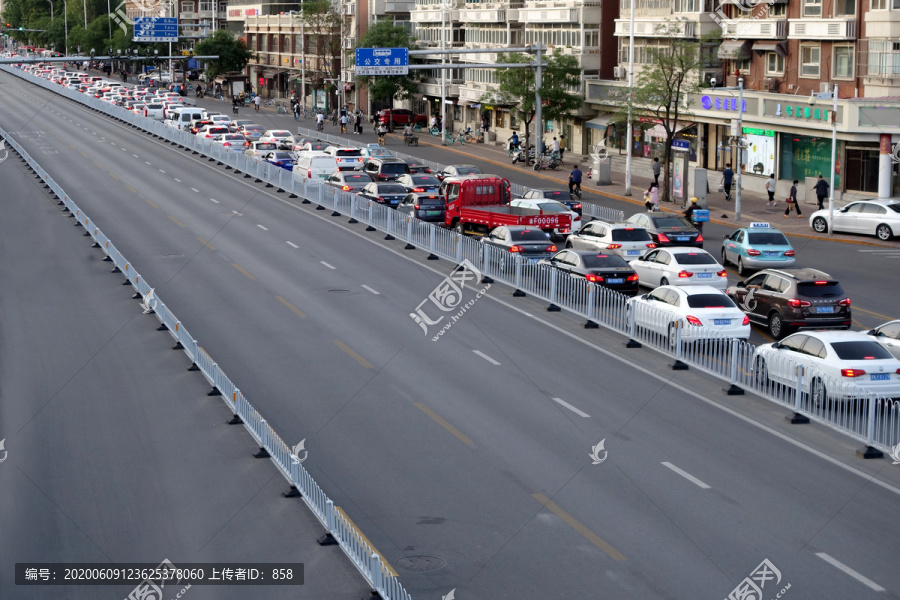 道路通畅和拥堵对比城市交通