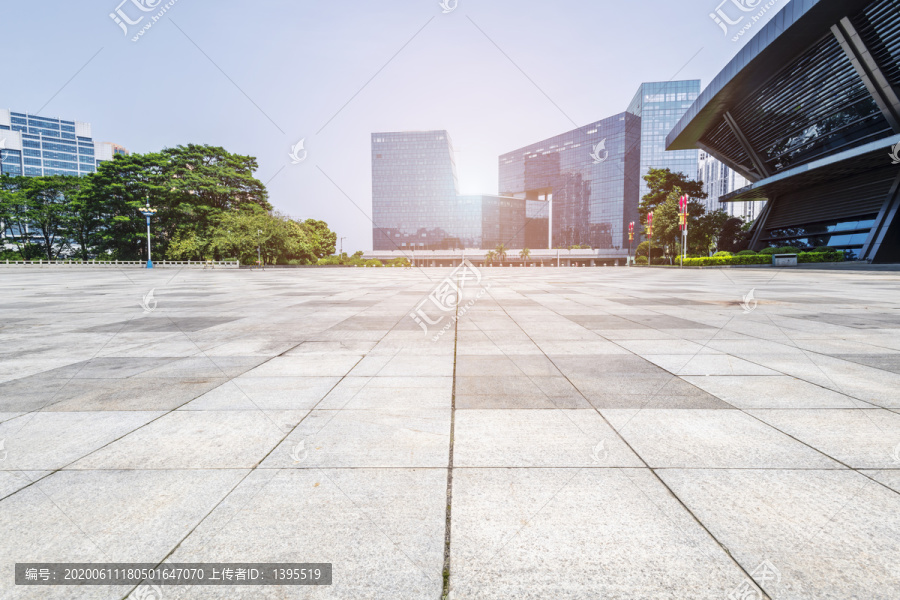 空旷的广场地面和楼房