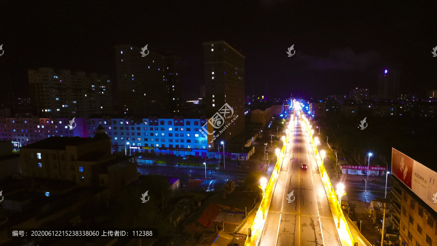 都市雨中夜景漫步璀璨灯光立交桥