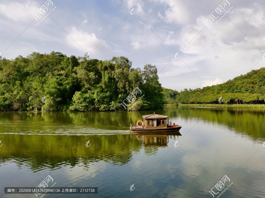 湖中小木船