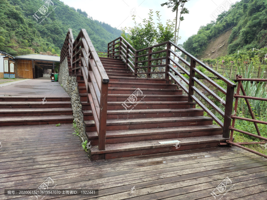 木台阶与木栏杆侧视图