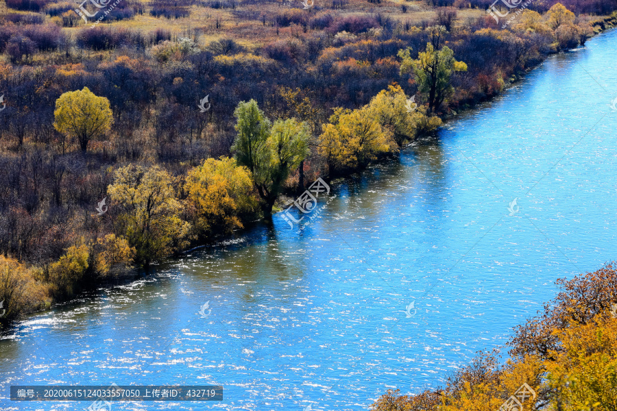 秋季河流蓝色河水