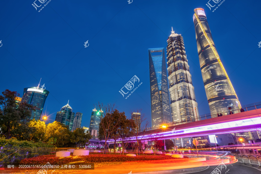 上海金融中心街道夜景