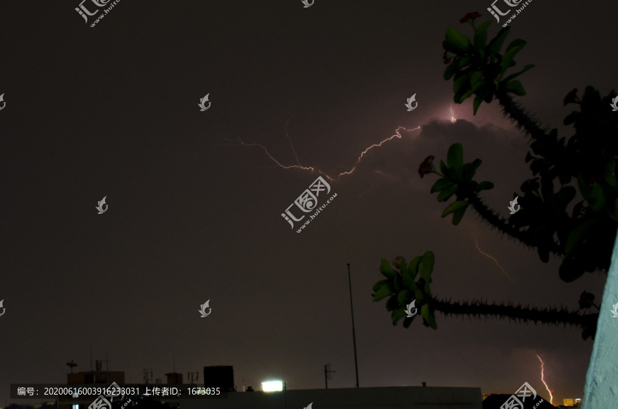 電閃雷鳴