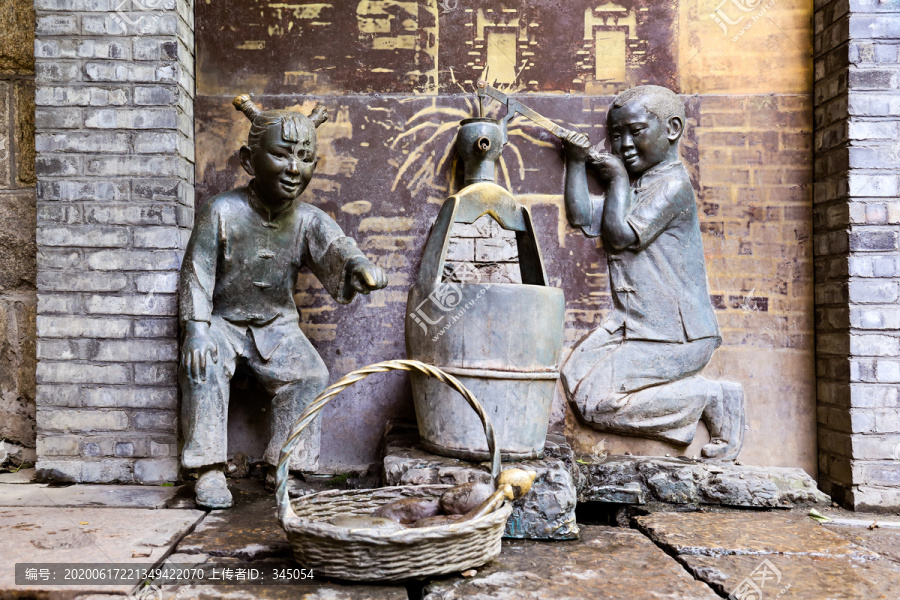 泉城济南用压井取水的儿童雕塑