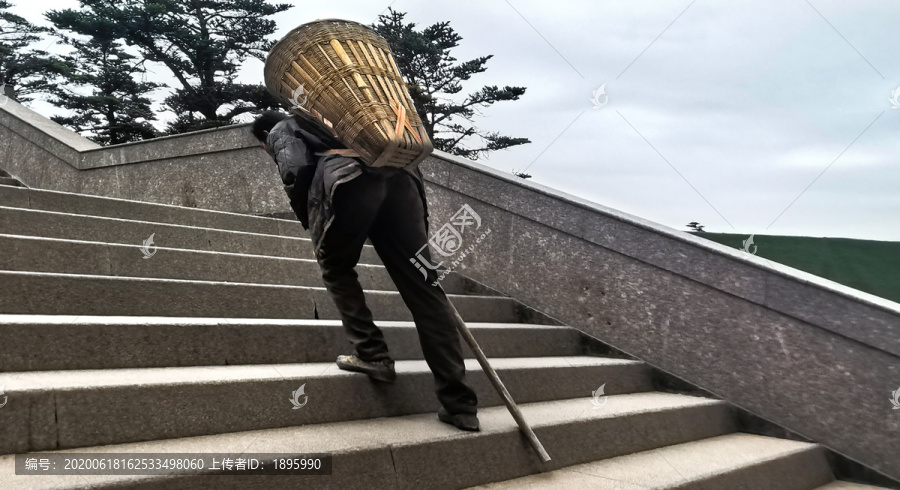 峨眉山搬山工挑山工台阶