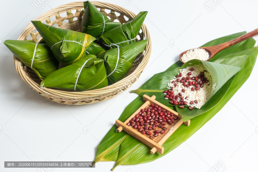 白背景端午节新鲜粽子以及包食材