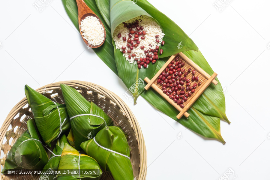 白背景端午节新鲜粽子以及包食材