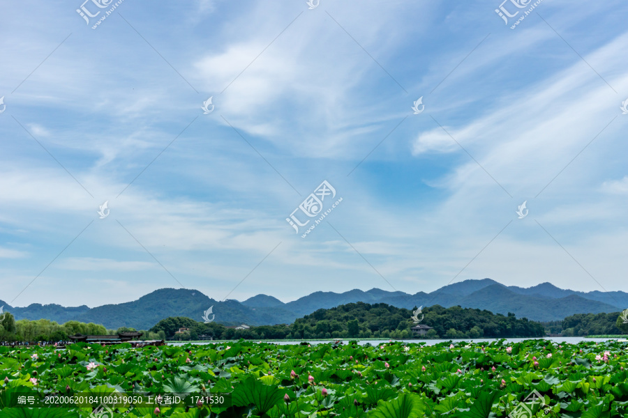 远山湖泊