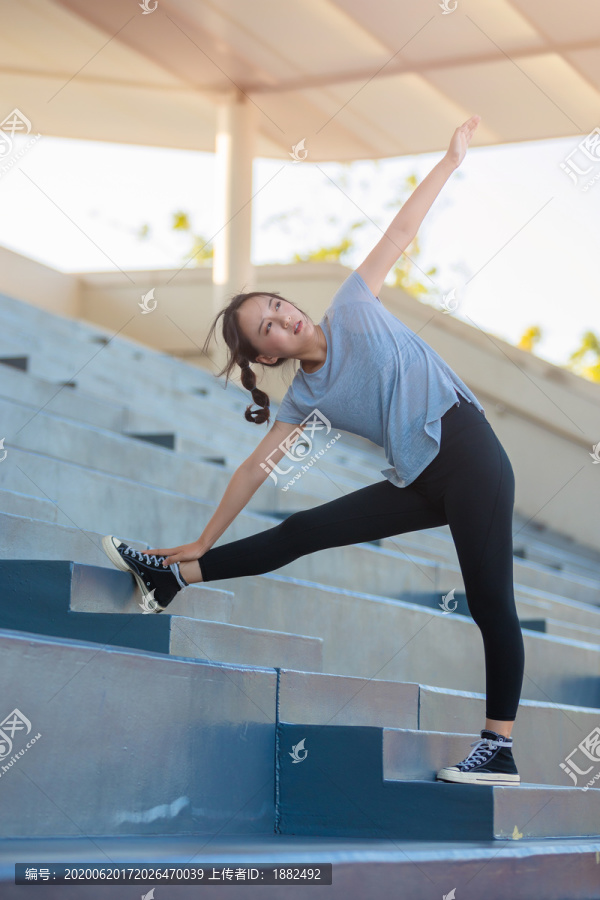 户外体育场里运动的女孩