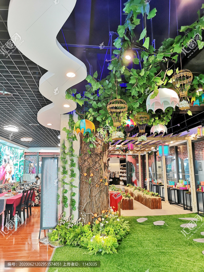 室内仿真树造景植物餐厅