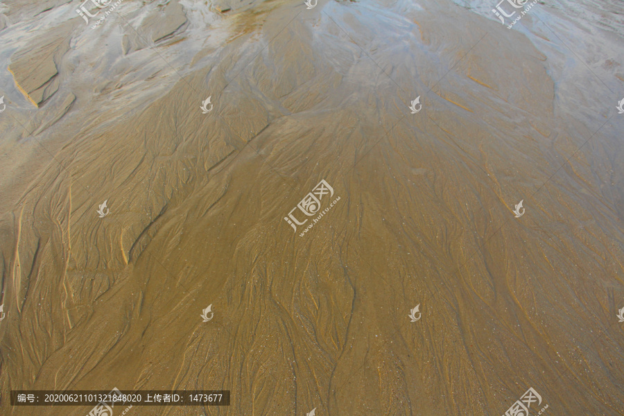 海浪冲刷过的沙滩