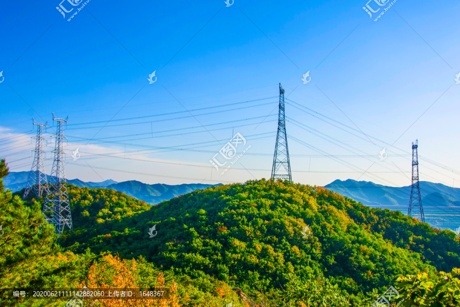 对桩石山峰与高压电线铁架网