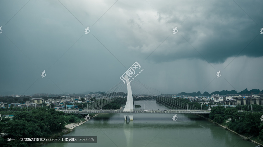 横跨漓江城市公路大桥上空的积雨