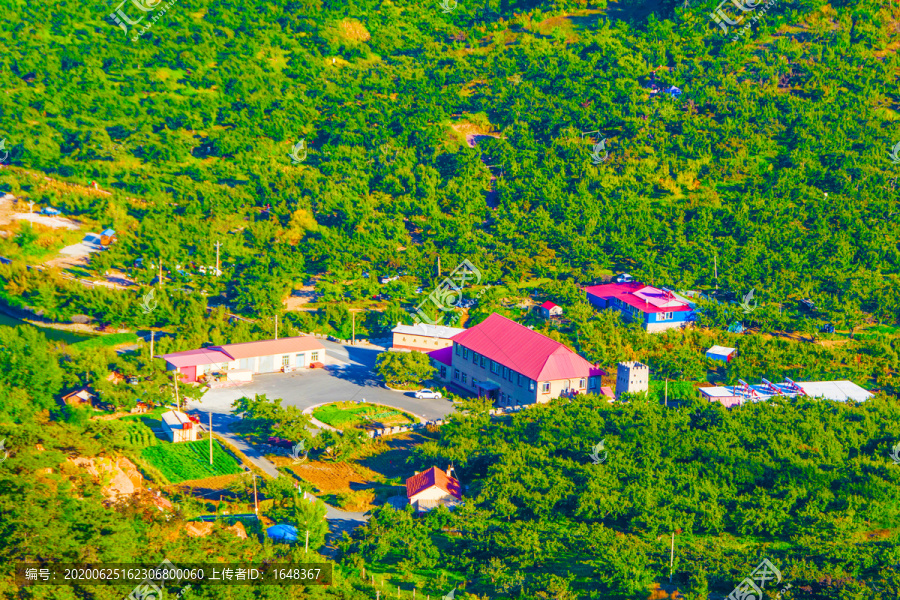 乾隆绿道俯视山脚平地院落建筑