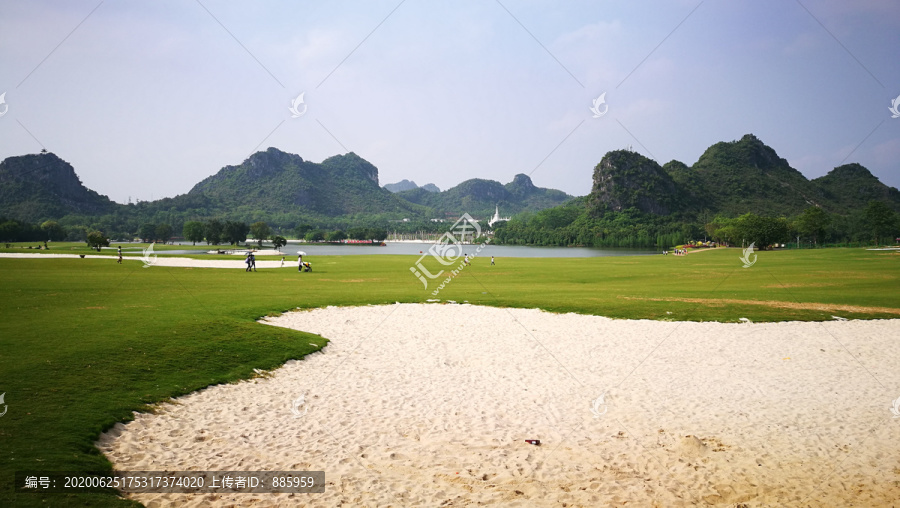 沙滩草地群山