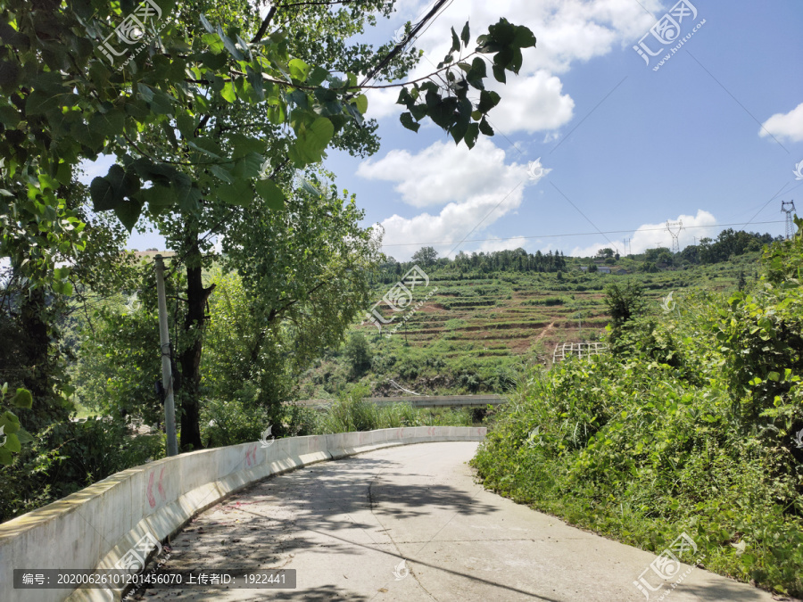 蓝天白云与公路