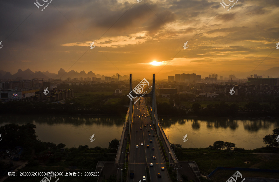 夕阳西下横跨漓江的城市公路大桥