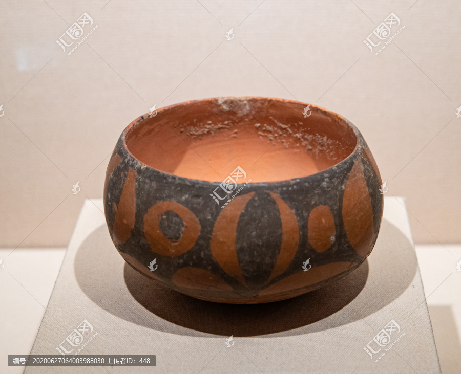 仰韶文化早期叶形圆点纹钵