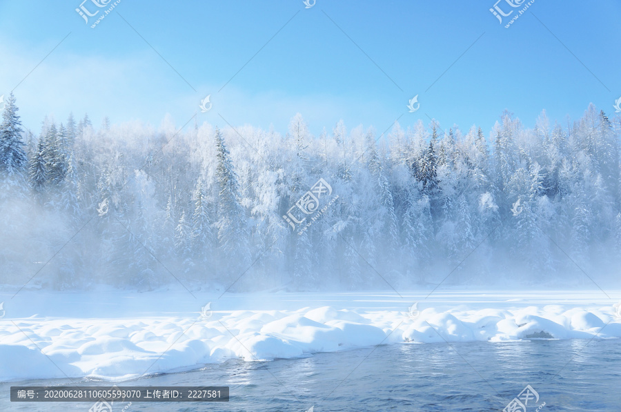 新疆冬日冰雪仙境的喀纳斯湖