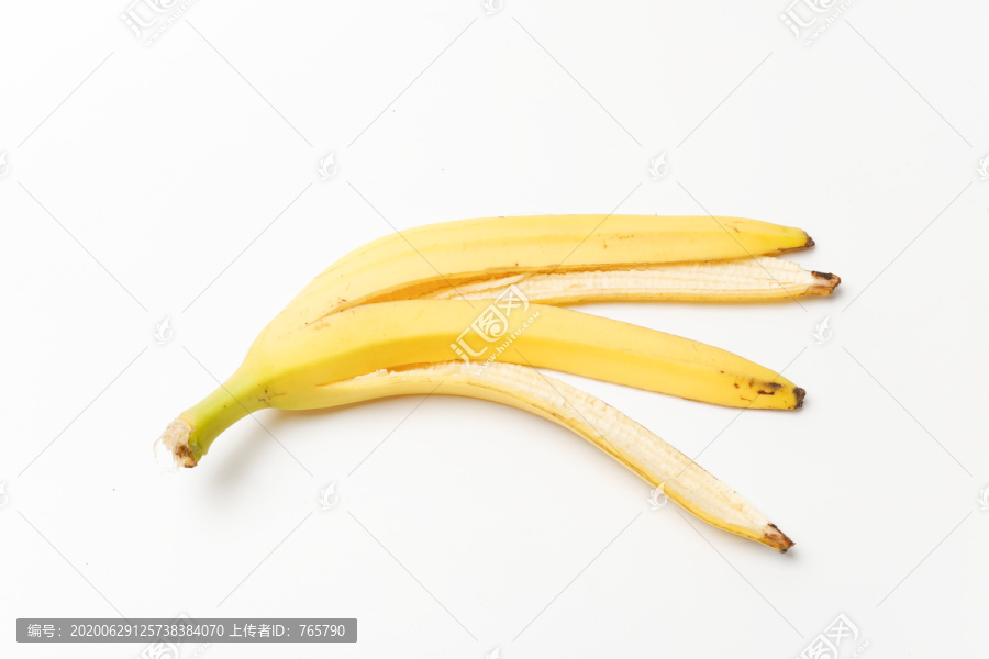 白色背景上的香蕉皮