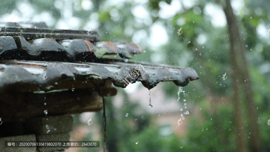 暴雨中的屋檐