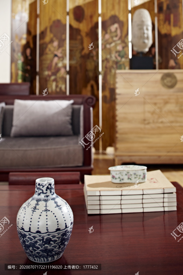 新中式客厅空间中的茶几和摆件