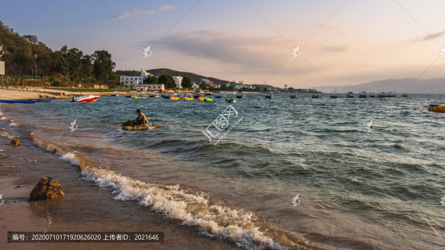 云南澄江抚仙湖清晨的沙滩与朝霞