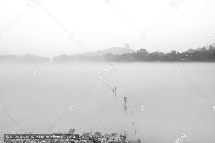 杭州西湖山水景雨中西湖