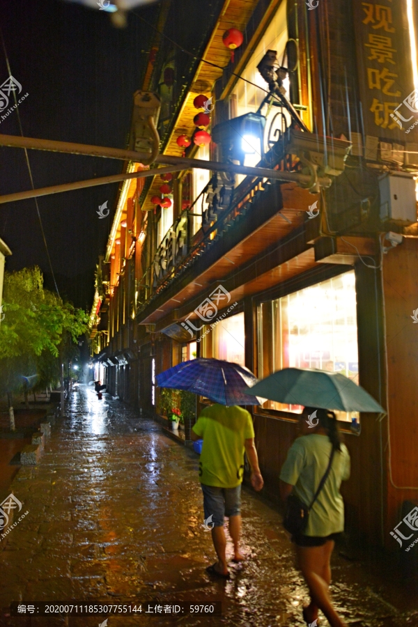 雨夜中的凤凰古城