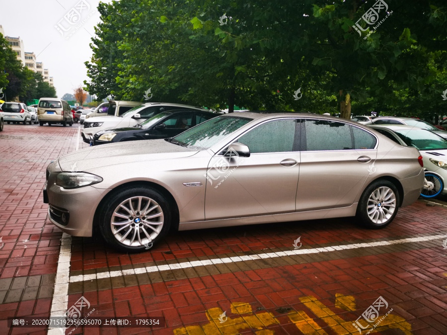 雨中汽车