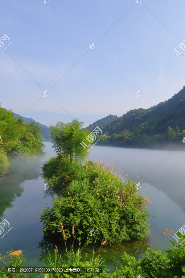 竖幅晨雾山水