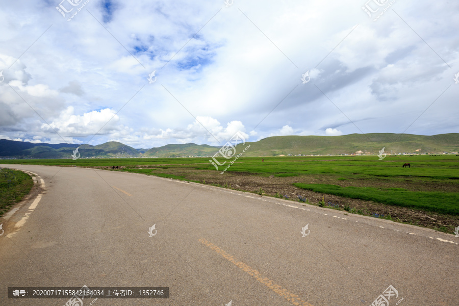 香格里拉纳帕海环湖路