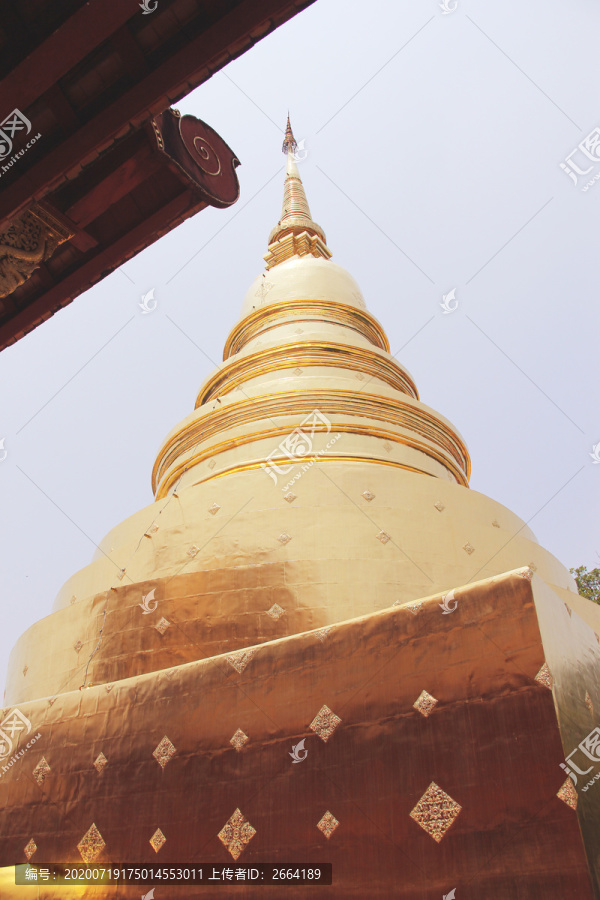 泰国寺庙下的金塔