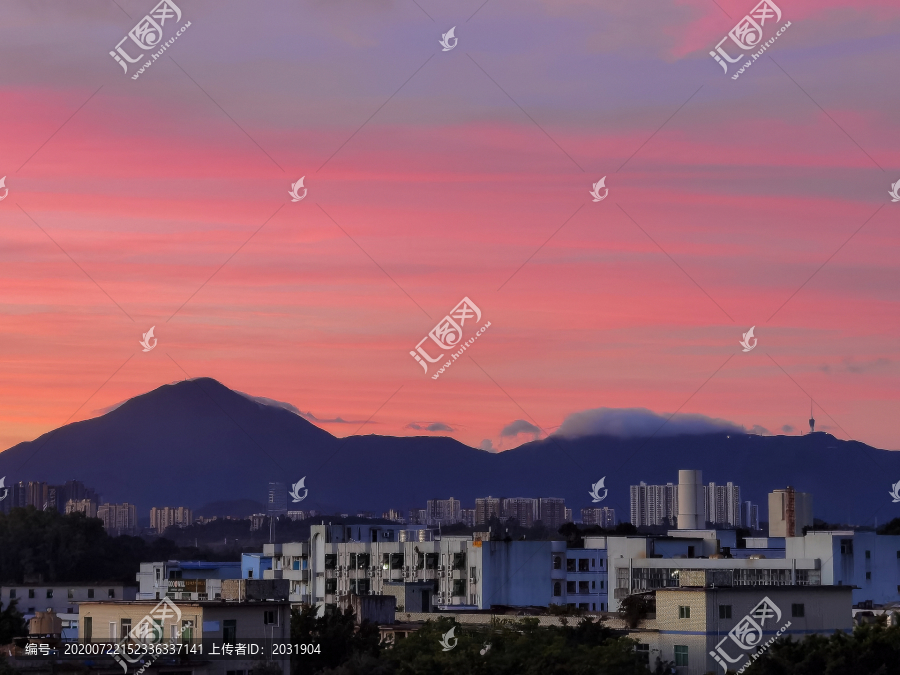 晚霞中的梧桐山