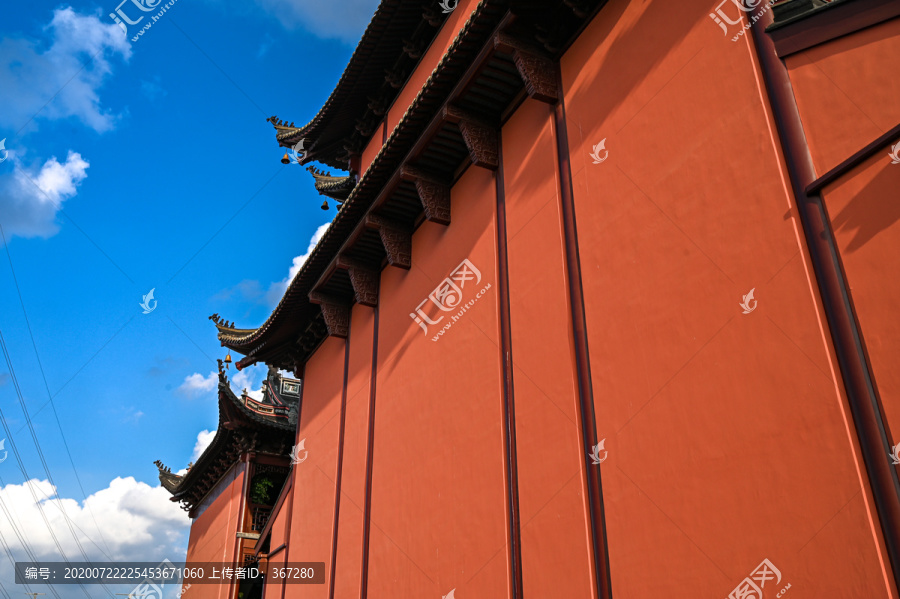 红色寺庙古建筑特写