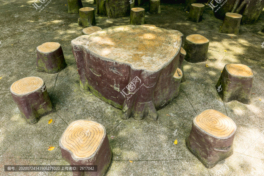 树桩形状的石桌石凳